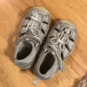 Toddler girl used size 8 keen sandals